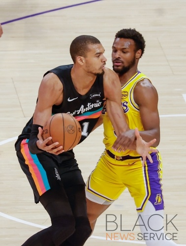 Lakers lose to Spurs, 108-136